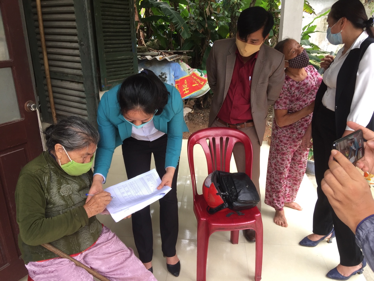 Xã Thủy Phù, thị xã Hương Thủy thực hiện chi trả tại nhà cho hộ nghèo